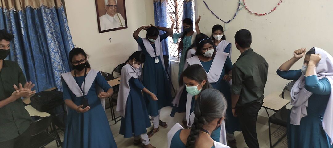 Hearing each other, seeing together, thinking together and acting together. Developing spaces for dialogue through theatre of the oppressed